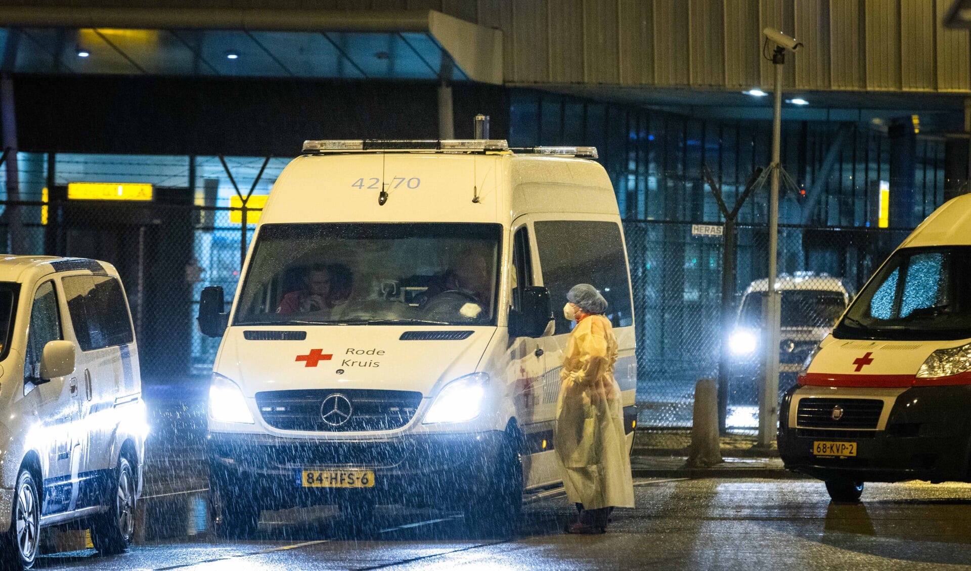 Het Rode Kruis bracht met busjes passagiers die positief zijn getest uit Zuid-Afrika naar een hotel, waar zij verplicht in quarantaine moeten.