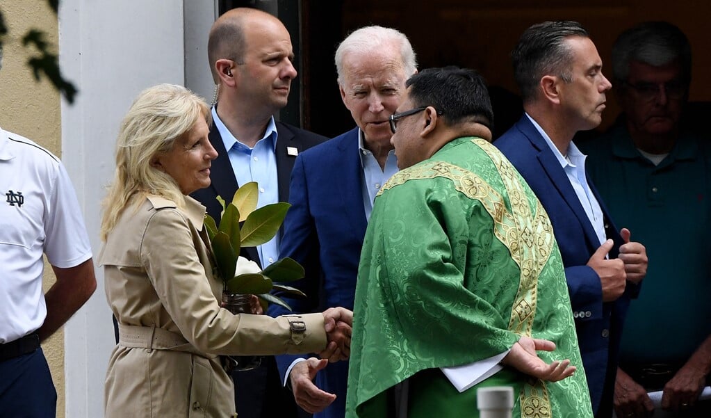 De Amerikaanse president Joe Biden bezoekt wekelijks met zijn echtgenote Jill de rooms-katholieke eucharistie. (beeld afp / Olivier Douliery )