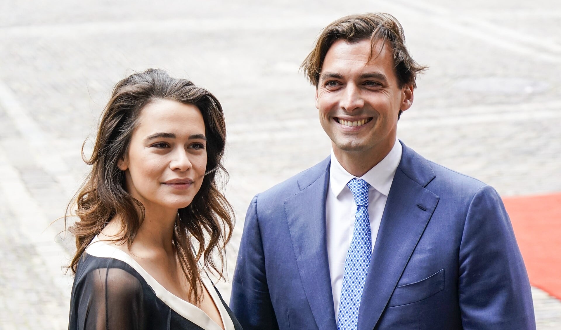 Thierry Baudet van FvD arriveert samen met zijn vriendin Davide bij de Ridderzaal op Prinsjesdag.