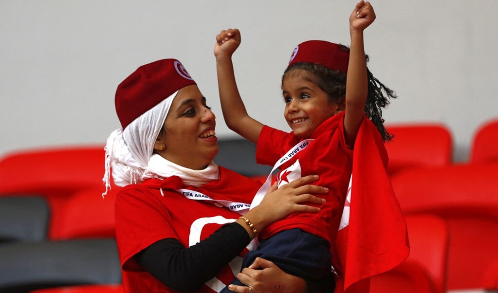 Enthousiasme bij supporters van Tunesië tijdens het duel Tunesië-Mauretanië om de Arab Cup.  (beeld afp / Khaled Desouki)