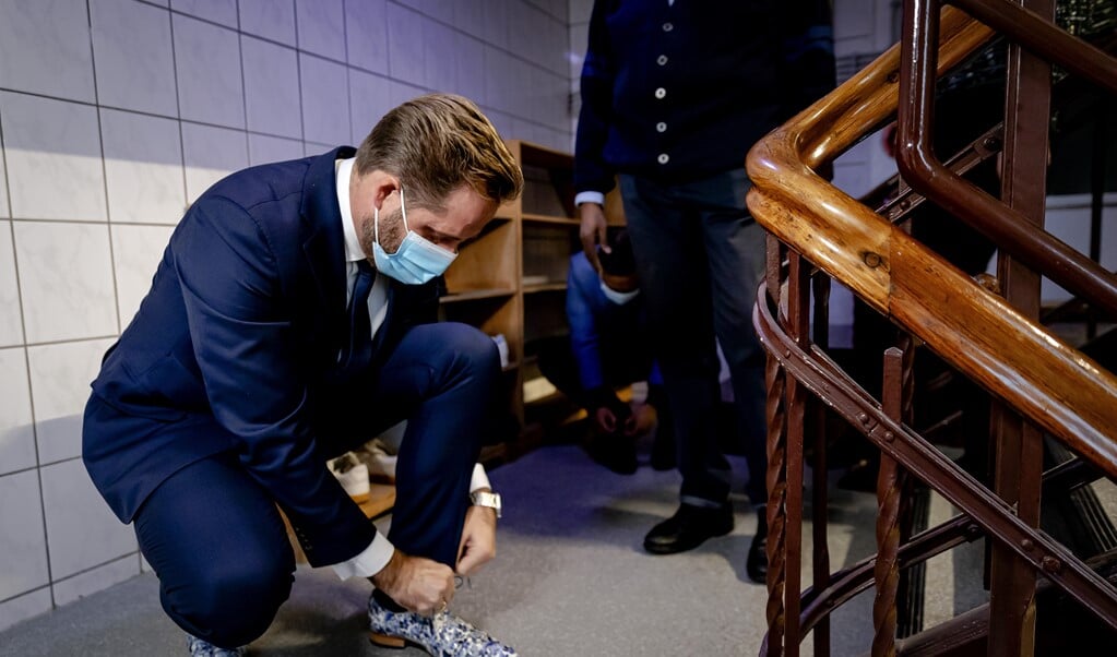 Hugo de Jonge tijdens een bezoek aan een moskee waar geprikt wordt. (beeld anp / Robin van Lonkhuijsen)