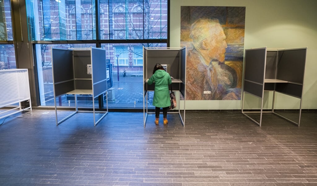 Tijdens de recente Tweede Kamerverkiezingen op woensdag 17 maart 2021 kon er gestemd worden in het Van Gogh Museum in Amsterdam. Erna volgde een moeizaam formatieproces. Partijen moeten vaker uit de campagnestand.  (beeld anp / Jeroen Jumelet)