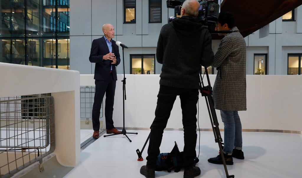 Ernst Kuipers, voorzitter van het Landelijk Netwerk Acute Zorg, praat in het Erasmus MC de pers bij over de nijpende situatie in de Limburgse ziekenhuizen.  (beeld anp / Bas Czerwinski)