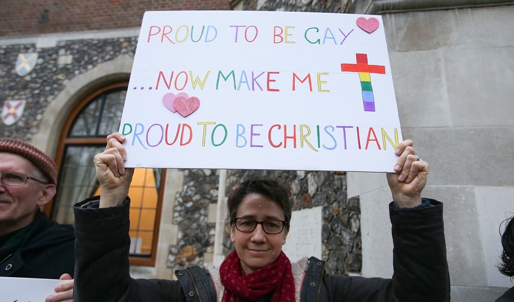 De Anglicaanse Kerk steunt een verbod op homogenezing. In 2017 voerden demonstranten actie voor de acceptatie van homorelaties in die kerk.  (beeld afp / Daniel Leal-Olivas)