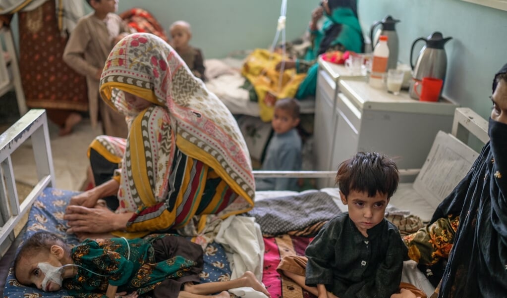 Een ernstig ondervoed kindje in het Mirwais-ziekenhuis van Kandahar. Eind september meldde het ziekenhuis al dat het de stroom van ondervoede baby’s en kinderen nog nauwelijks aankon.  (beeld afp / Bulent Kilic)