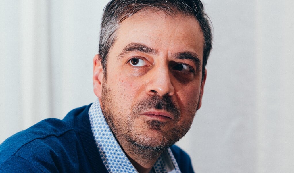 Gianni Reale, Vlaams officier van justitie, houdt PostNL verantwoordelijk voor grootschalige fraude. (beeld Rebecca Fertinel)