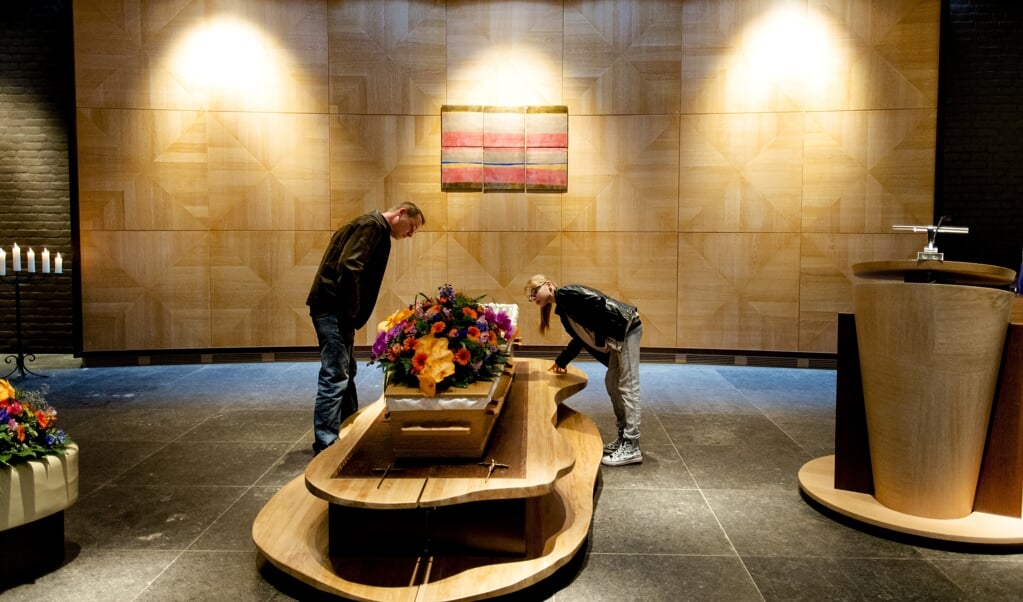 Bezoekers in crematorium Maaslanden tijdens een open dag.  (beeld anp / Robin van Lonkhuijsen)