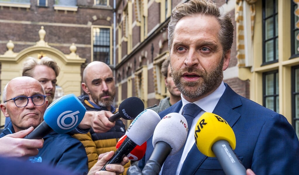 Demissionair minister Hugo de Jonge (Volksgezondheid, Welzijn en Sport) vertrekt van het Binnenhof na een overleg over nieuwe coronamaatregelen.  (beeld anp / Lex van Lieshout)