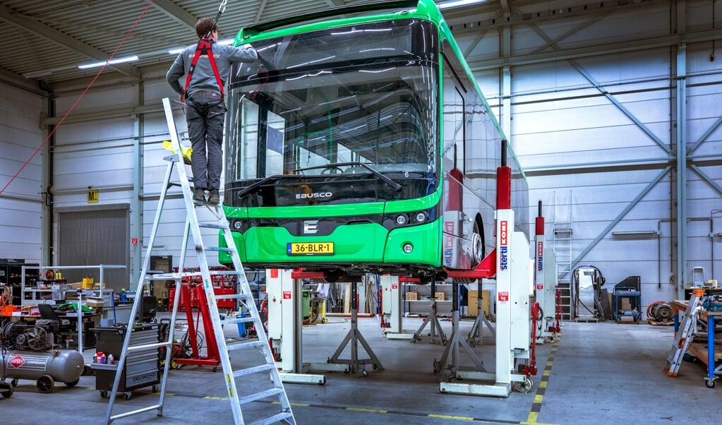In de fabriekshal van Ebusco in Deurne wordt een nieuwe elektrische bus in elkaar gezet.   (beeld Raymond Rutting)