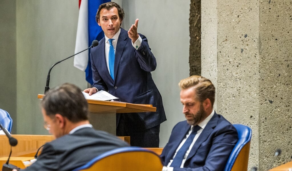 Thierry Baudet tijdens een debat over het coronavirus. Rechts: Hugo de Jonge. (beeld anp / Lex van Lieshout)
