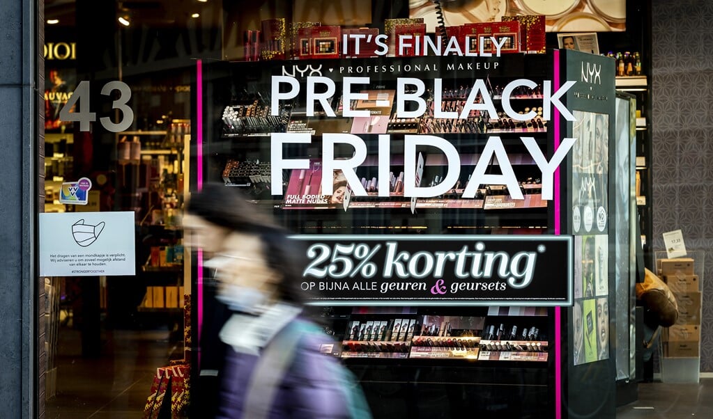 Doordat Black Friday bij veel winkelketens meerdere dagen duurt, wordt het winkelend publiek gespreid. (beeld anp / Remko de Waal)