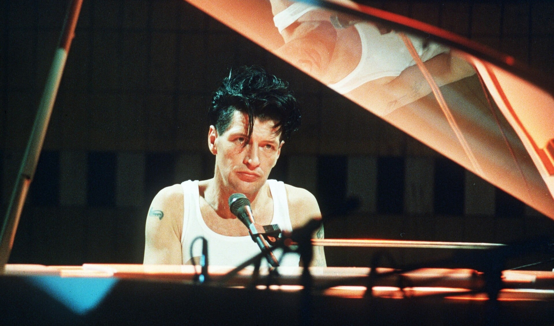Herman Brood tijdens een optreden in april 1994.