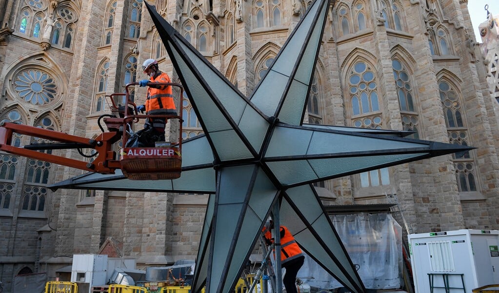 De gigantische ster voordat deze op een van de torens van de basiliek van de Sagrada Familia werd geplaatst  (
josep Lago / afp)