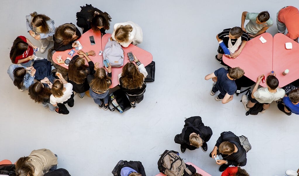 Niet de GGD maar de middelbare school identificeert 'nauwe' contacten van een positief geteste leerling. (beeld anp / Koen van Weel)