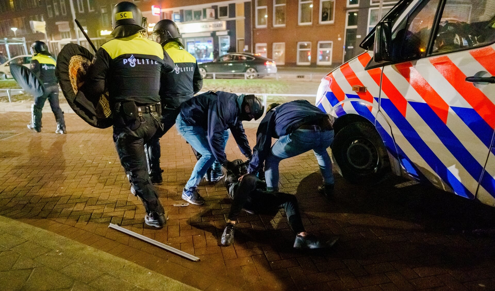 Een man wordt aangehouden na een confrontatie op de Beijerlandselaan waar de aanwezige politie werd bekogeld met stenen en vuurwerk.