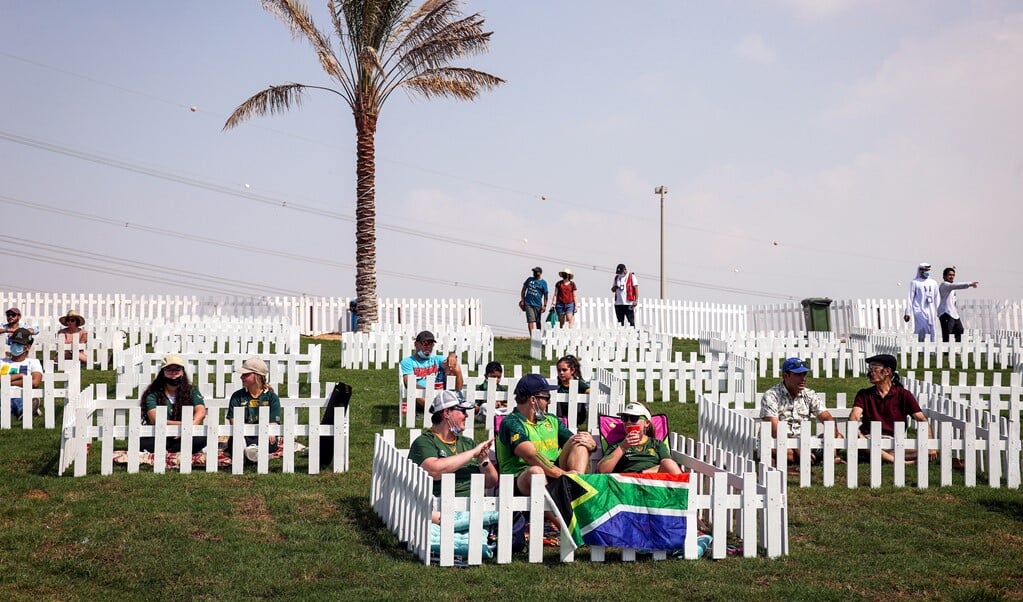 Door hekjes om zich heen te plaatsen vragen Zuid-Afrikanen anderen om afstand te houden tijdens een cricket-wedstrijd. Wereldwijd is onrust ontstaan om een nieuwe coronavariant uit dat land.  (beeld epa / David Gray)