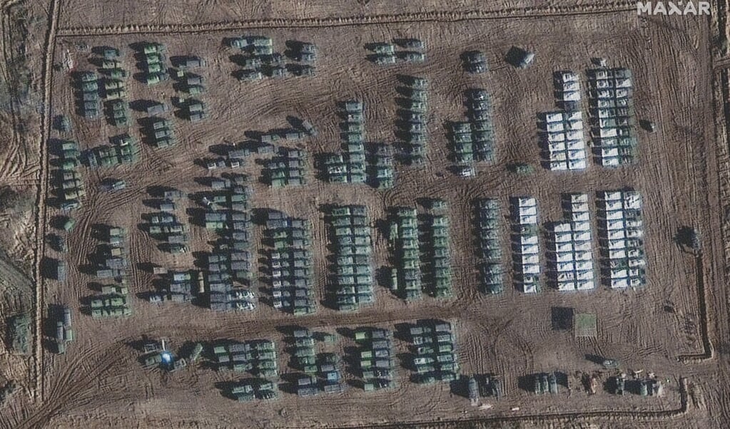 Satellietbeelden van grondtroepen bij de Russische stad Jelnja.  (beeld afp)