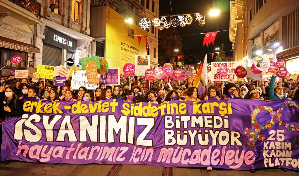 Protest op de Istiklalstraat in Istanbul. Op het spandoek staat de (moeilijk letterlijk te vertalen) tekst: ‘De opstand tegen geweld en de staat is niet voorbij, het wordt groter. Een strijd voor onze levens.’ (beeld Ingrid Woudwijk)