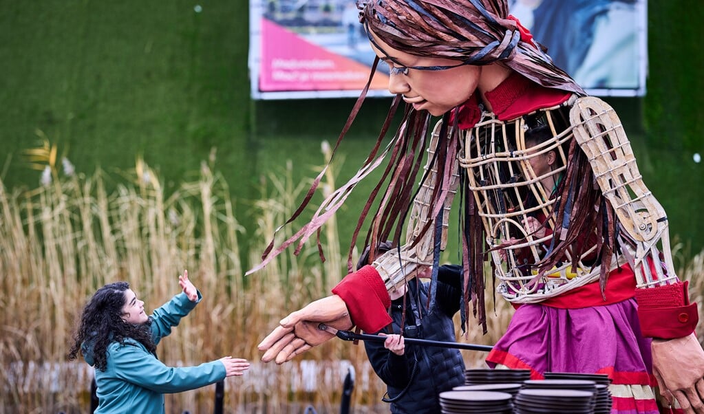 2021-11-15 13:18:27 DEN HAAG - Kinderen bij Little Amal voor de ingang van miniatuurstad Madurodam. De metershoge pop, die een Syrisch vluchtelingenmeisje verbeeldt, vraagt aandacht voor kinderen die op de vlucht zijn voor oorlog en geweld. De pop maakt een reis van 8000 kilometer. ANP PHIL NIJHUIS (beeld anp / Phil Nijhuis)