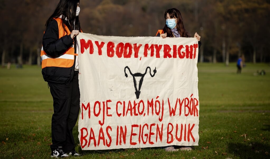 Al langer wordt er geprotesteerd tegen de abortuswetgeving in Polen. Ook in Nederland was er vorig jaar steun voor het protest, zoals hier in Den Haag.   (beeld anp / Robin van Lonkhuijsen)