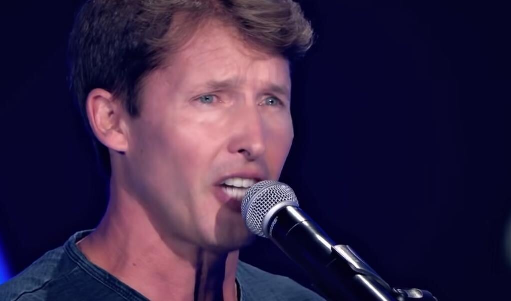 Hitzanger James Blunt verraste zijn Duitse fans met een gastoptreden in The Voice Germany. (beeld james blunt)
