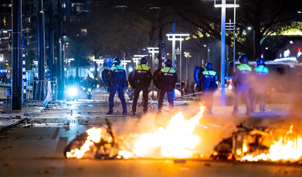 Een protest tegen het 2G-beleid is uitgelopen op rellen, waarbij de politie moest ingrijpen en meerdere waarschuwingsschoten losten. Honderden betogers hadden zich eerder die avond verzameld op de Coolsingel omdat zij het niet eens zijn met het 2G-beleid. (beeld anp / Media tv)