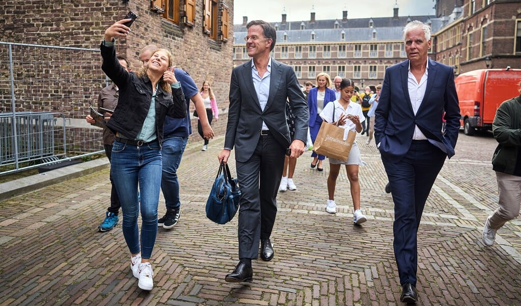 NOS-verslaggever Ron Fresen naast premier Mark Rutte op het Binnenhof.  (beeld anp / Phil Nijhuis)