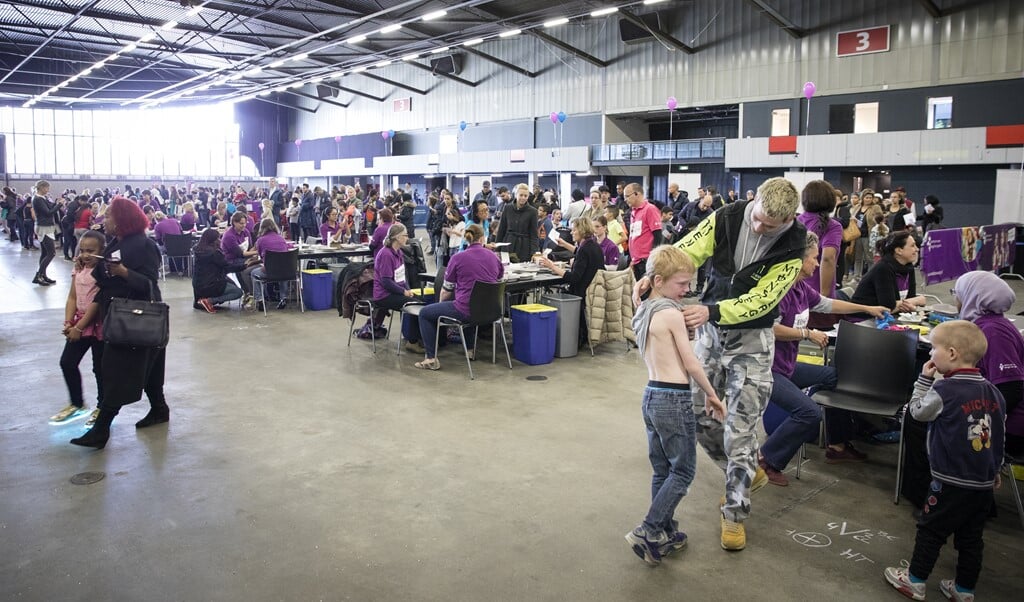 Ouders laten hun kinderen vaccineren tegen difterie, tetanus, polio (DTP) en bof, mazelen en rodehond (BMR) tijdens een vaccinatiedag in Ahoy. (beeld anp / Bart Maat)