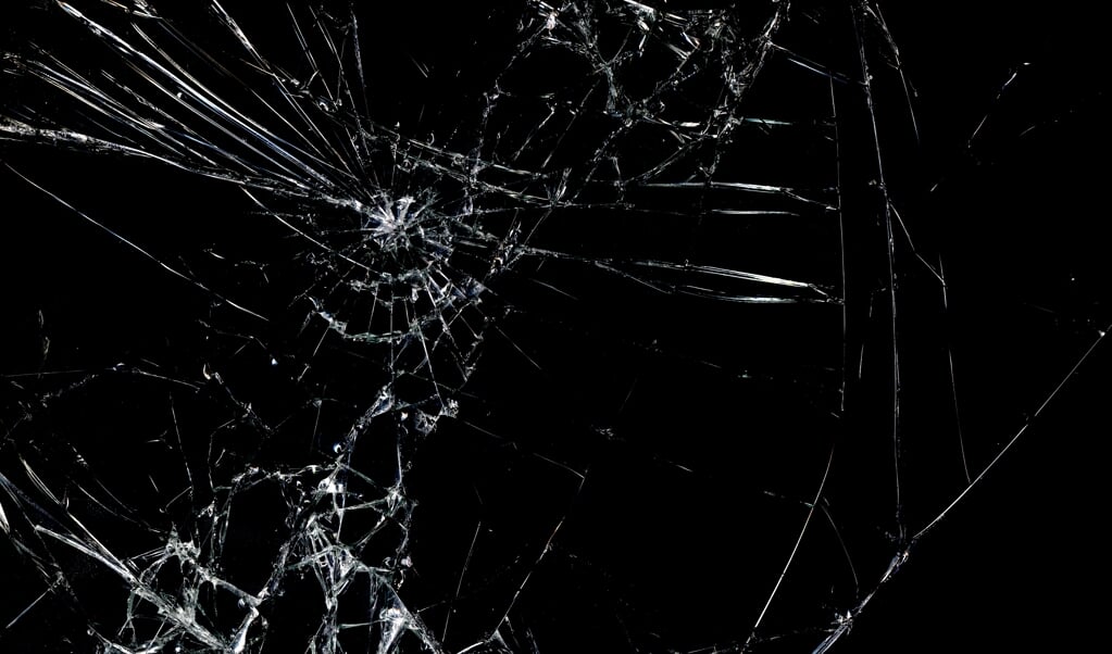 a piece of shattered glass background texture  (beeld istock)