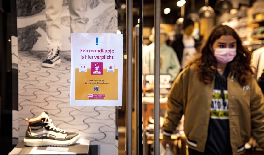 Door aanscherping van de maatregelen is het dragen van een mondkapje in een supermarkt en andere winkels sinds zaterdag weer verplicht. (beeld anp / Ramon van Flymen)