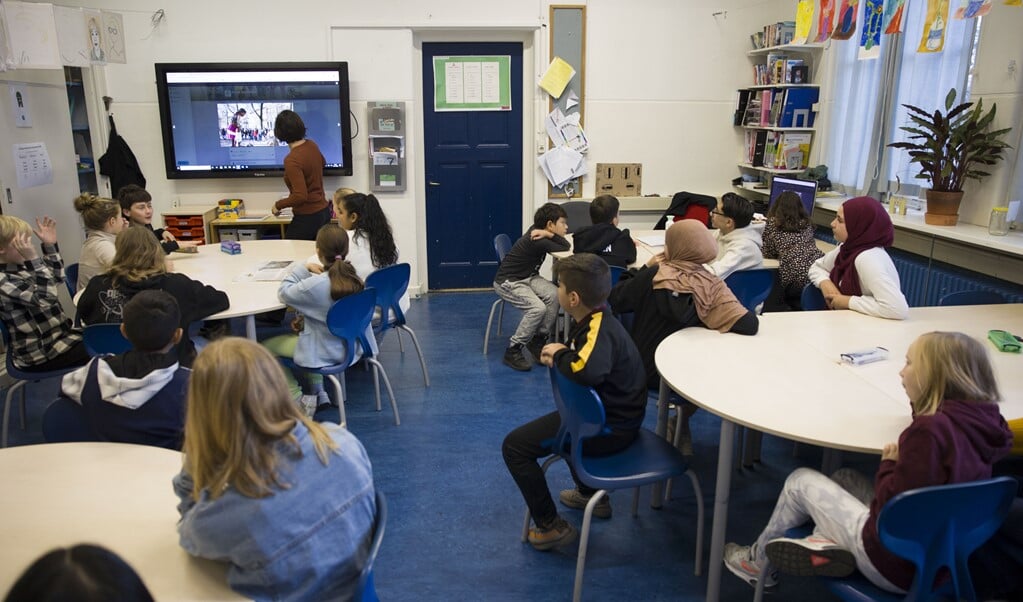 ‘Onderwijs en de sociale structuur die onderwijs aan het leven van kinderen geeft, is essentieel voor een goede ontwikkeling van kinderen', zegt kinderombudsman Margrite Kalverboer. (beeld anp / Arie Kievit)