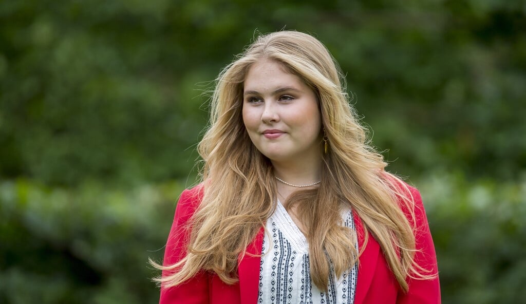 Prinses Amalia tijdens de zomerfotosessie bij Paleis Huis ten Bosch. (beeld anp / Royal Images Frank van Beek)