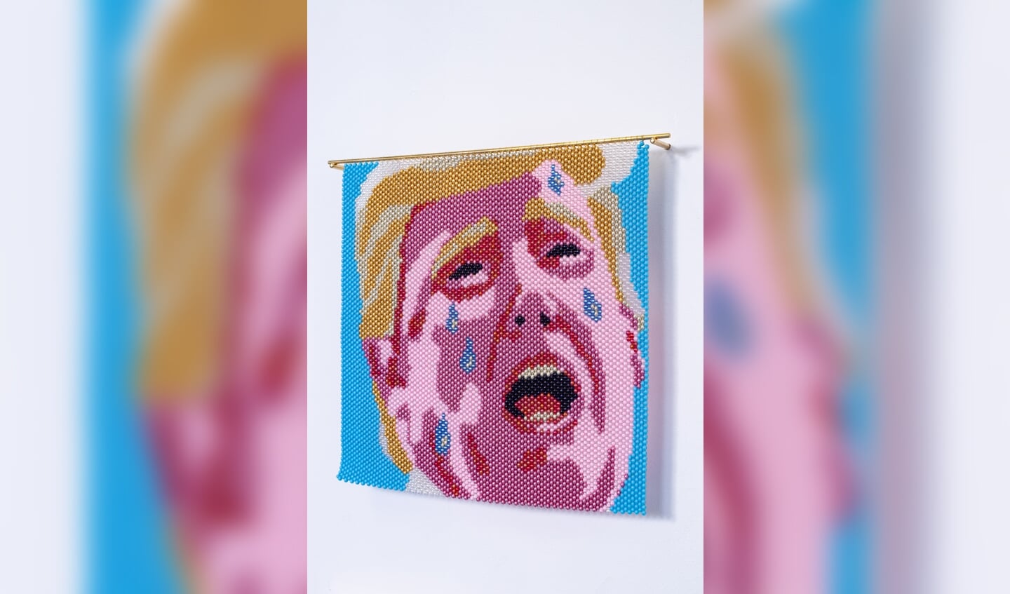 'Trump no. 1, 2021', 6.700 metalen en glazen kralen, messing ophangsysteem, 30x 30 cm, bruikleen van de kunstenaar.