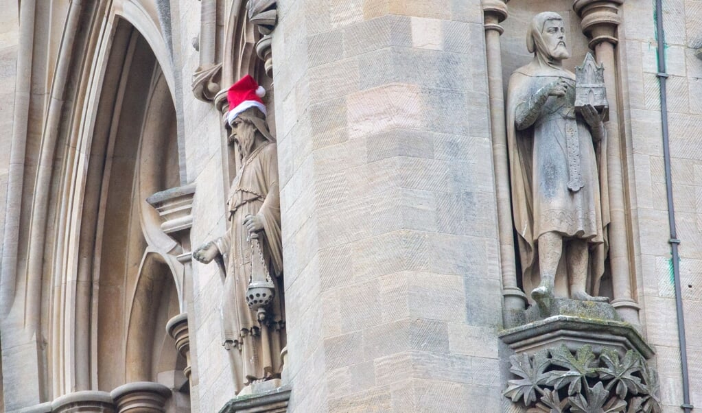 Hoe de kerstmutsen op vijftig meter hoogte opgehangen zijn, is niet bekend. (beeld anp / REX by Shutterstock HH)