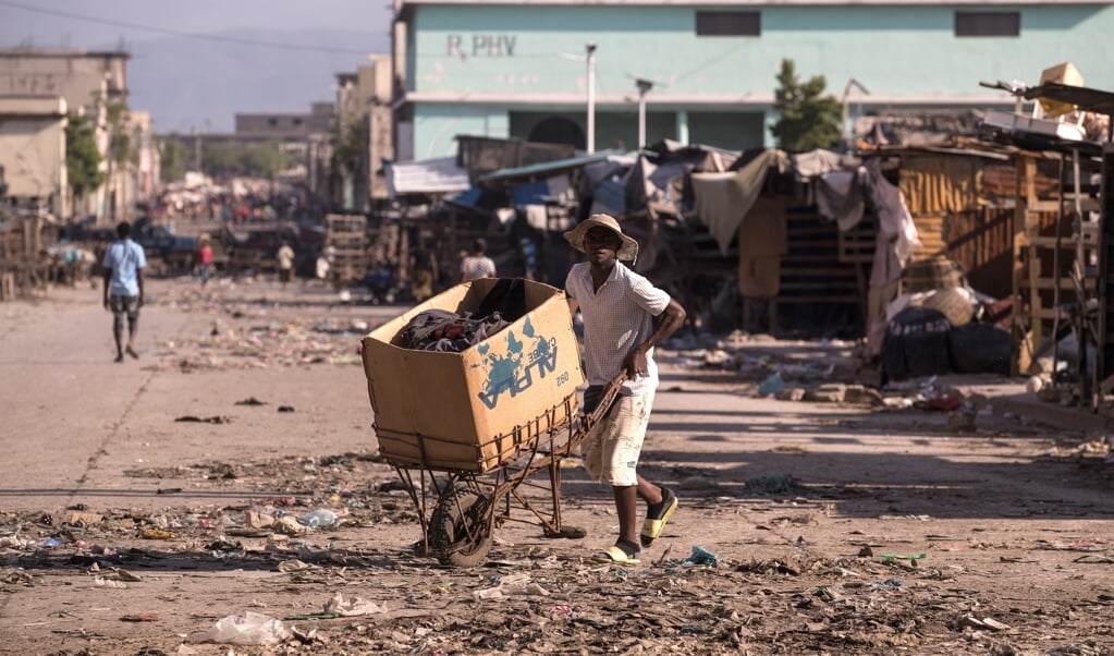 Het straatbeeld in Port-au-Prince, de hoofdstad van het veelgeplaagde Haïti, na gewelddadige protesten eind oktober. Haïti is een van de armste landen ter wereld en het armste op het westelijk halfrond.  (beeld epa / Orlando Barrã­a)