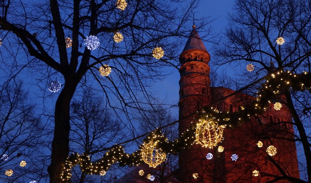 Op Red Wednesday worden wereldwijd kerken rood aangelicht om aandacht te vragen voor geloofsvervolging. Via ‘Kerk in Nood’ doen ook in Nederland ruim honderd kerken mee. (beeld RAMON MANGOLD)