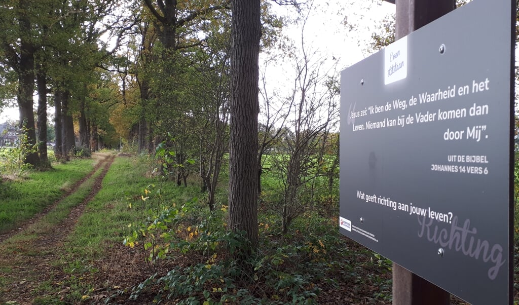 De gezamenlijke kerken van Scherpenzeel hebben langs het Breeschoterpad borden met bijbelteksten geplaatst. (beeld nd)