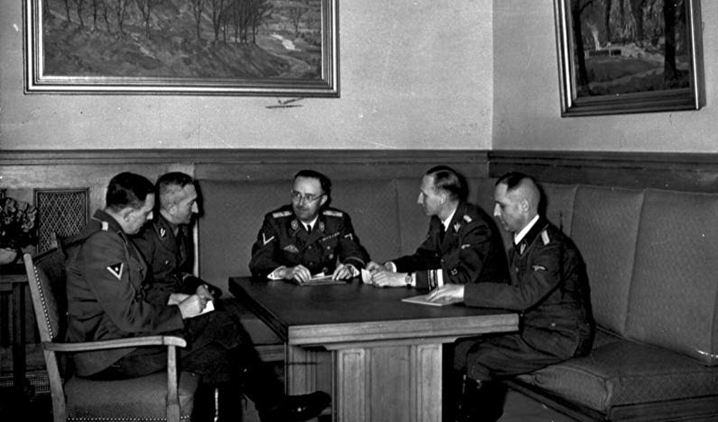 De nazi's bespreken de bomaanslag. V.l.n.r. Franz Huber, Arthur Nebe, Heinrich Himmler, Reinhard Heydrich en Heinrich Müller. (beeld bundesarchiv Duitsland)