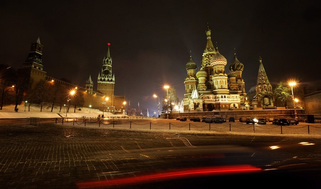 Moskou met zicht op het Kremlin (links) dat vanouds de zetel van de regering is en het meest bekende bouwwerk: de Basiliuskathedraal (rechts). Achter de kerk ligt het Rode plein. (beeld anp / Photo Olaf Kraak)