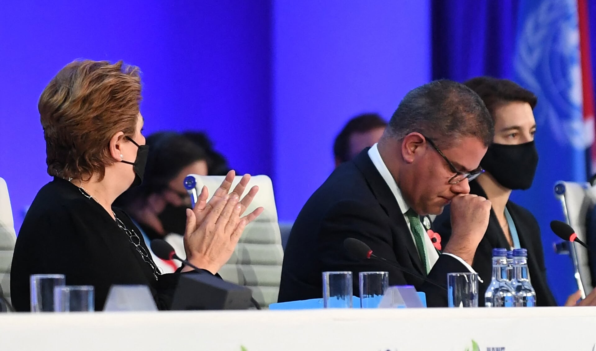 Klimaattopvoorzitter Alok Sharma (rechts) aan het slot van de onderhandelingen voor het Glasgow-akkoord.