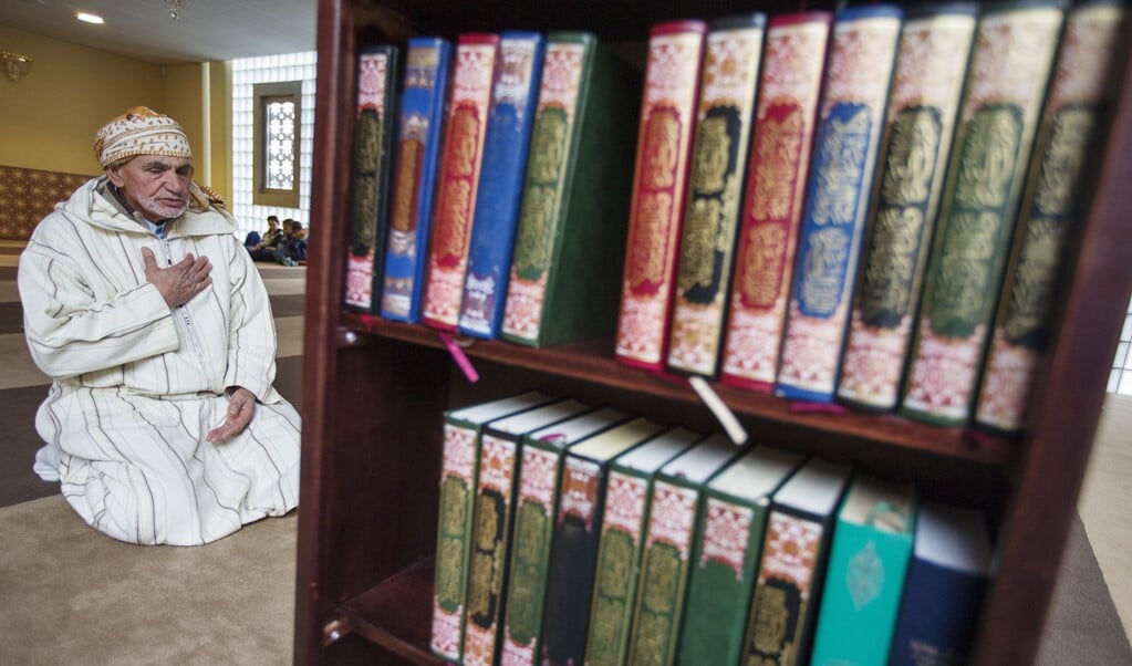Een moslim in de Marokkaanse moskee Islamitisch Centrum Imam Malik in Leiden. Vanaf de jaren tachtig gingen Marokkaanse moslims hun geloof actiever praktiseren. (beeld anp / Jerry Lampen)