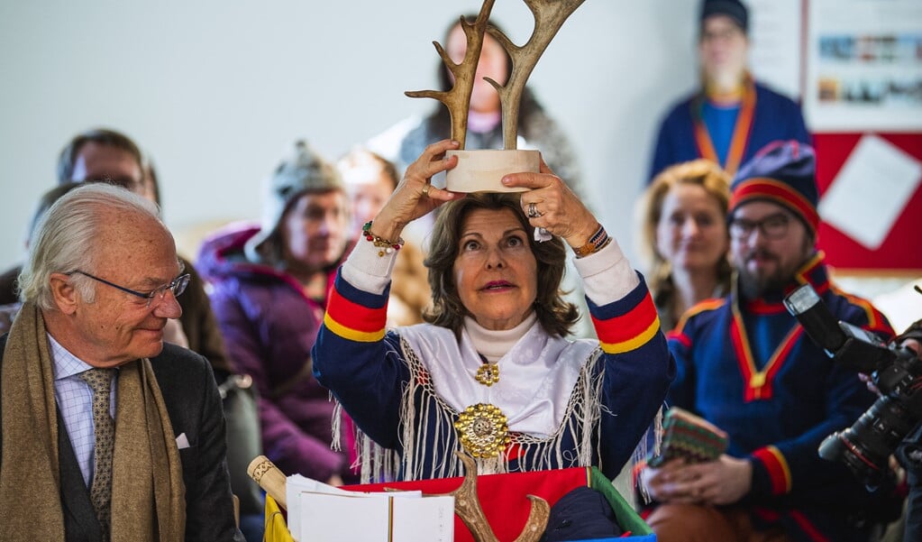 Koning Carl Gustaf van Zweden en koningin Silvia bezochten vorig jaar een Sami-school. Ook de Zweedse overheid probeert sinds enkele jaren de banden met de Sami, hun taal en cultuur, aan te halen. (beeld afp / Jonathan Nackstrand)