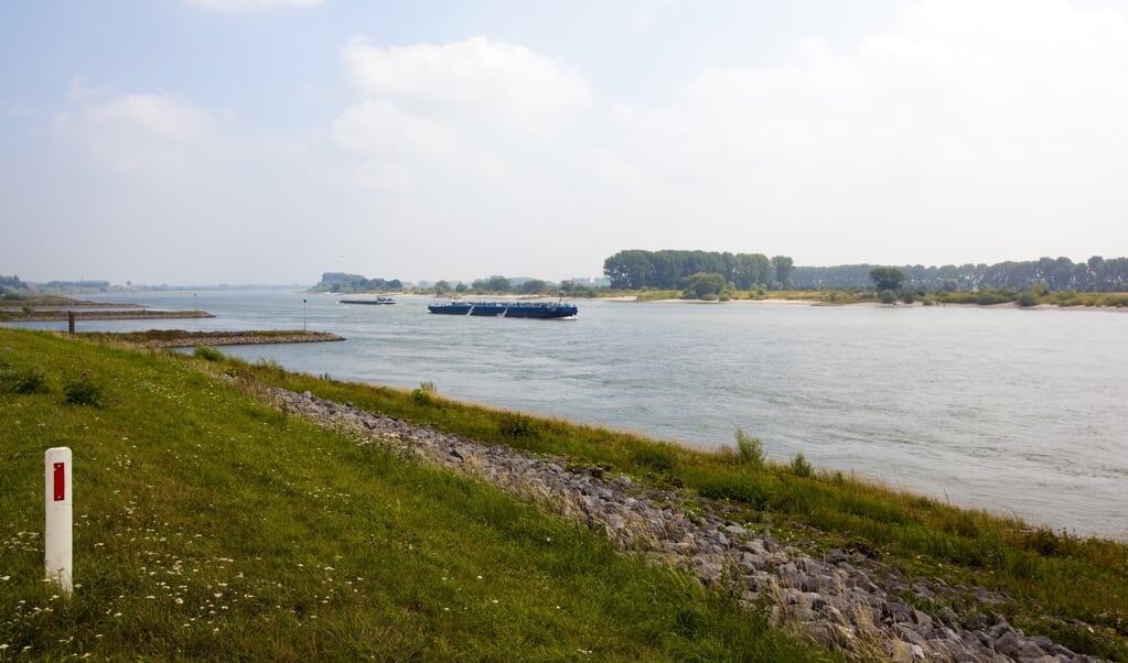 De Rijn is vaarweg, handelsroute, zwemwater, grensrivier, ecosysteem, vloeibare herinnering en afvalputje van Europa.  (beeld anp / Lex van Lieshout)