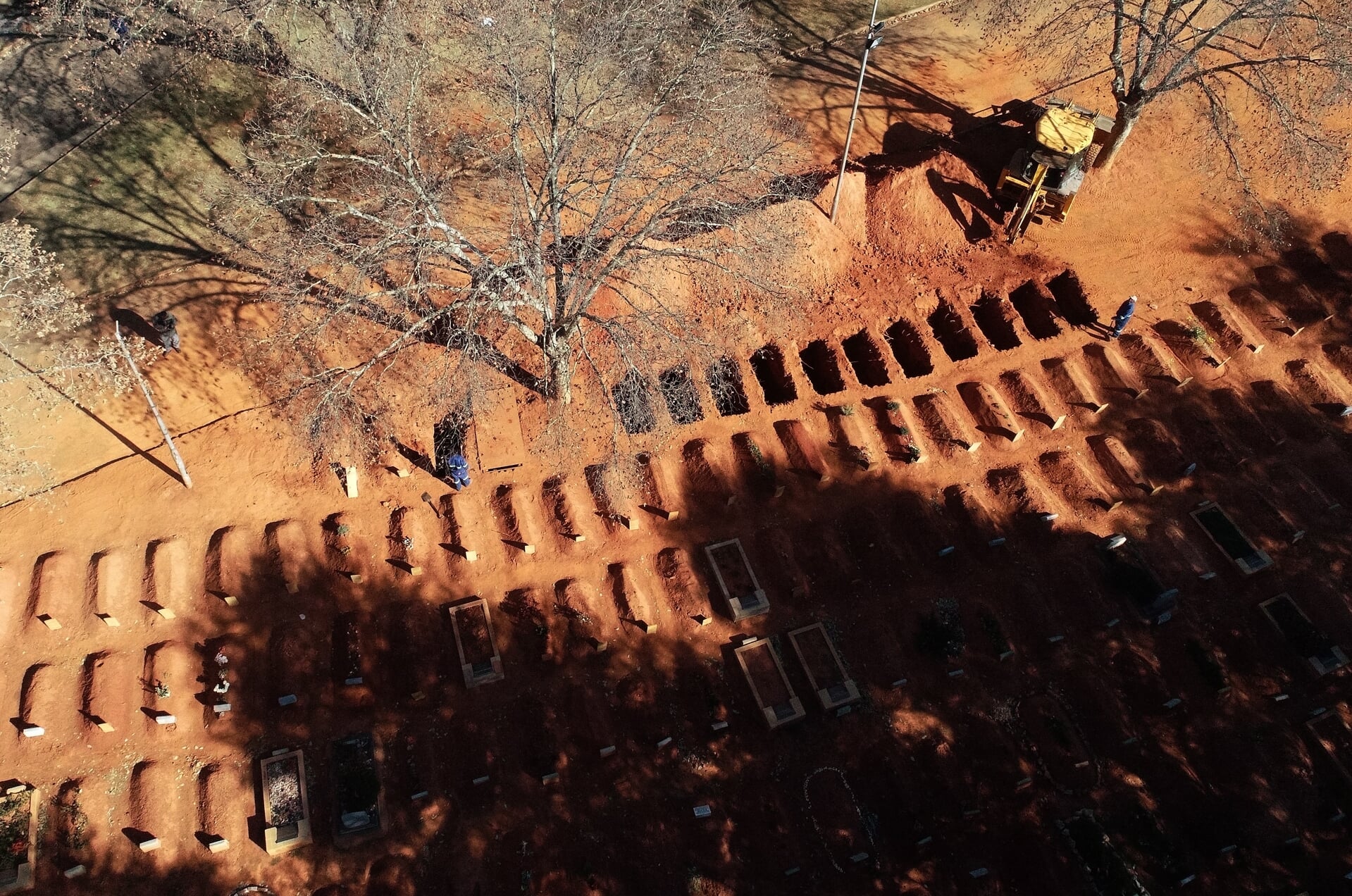 Een dronefoto van enkele nieuw gegraven graven in de Westpark-begraafplaats in Johannesburg. 