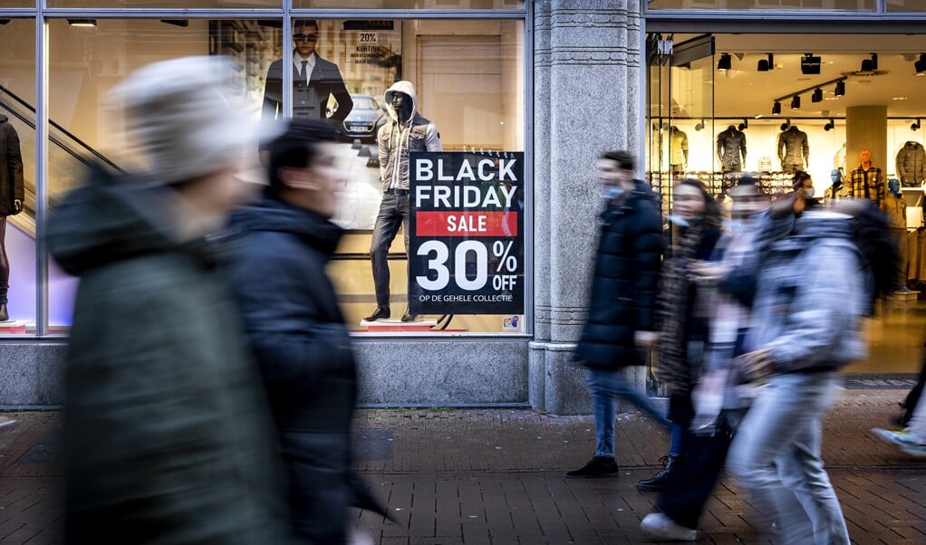 Winkels stunten met prijzen in aanloop naar Black Friday. Deze dag is ontstaan in de Verenigde Staten en wordt beschouwd als het begin van het seizoen voor kerstaankopen. (beeld anp / Ramon van Flymen)
