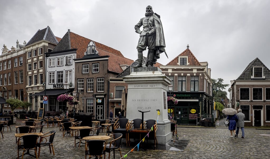 Een standbeeld van Jan Pieterszoon Coen, in de 17e eeuw gouverneur-generaal in Nederlands Indie op de Roode Steen. Er is discussie over standbeelden die te maken hebben met het slavernijverleden.  (beeld anp / Koen van Weel)