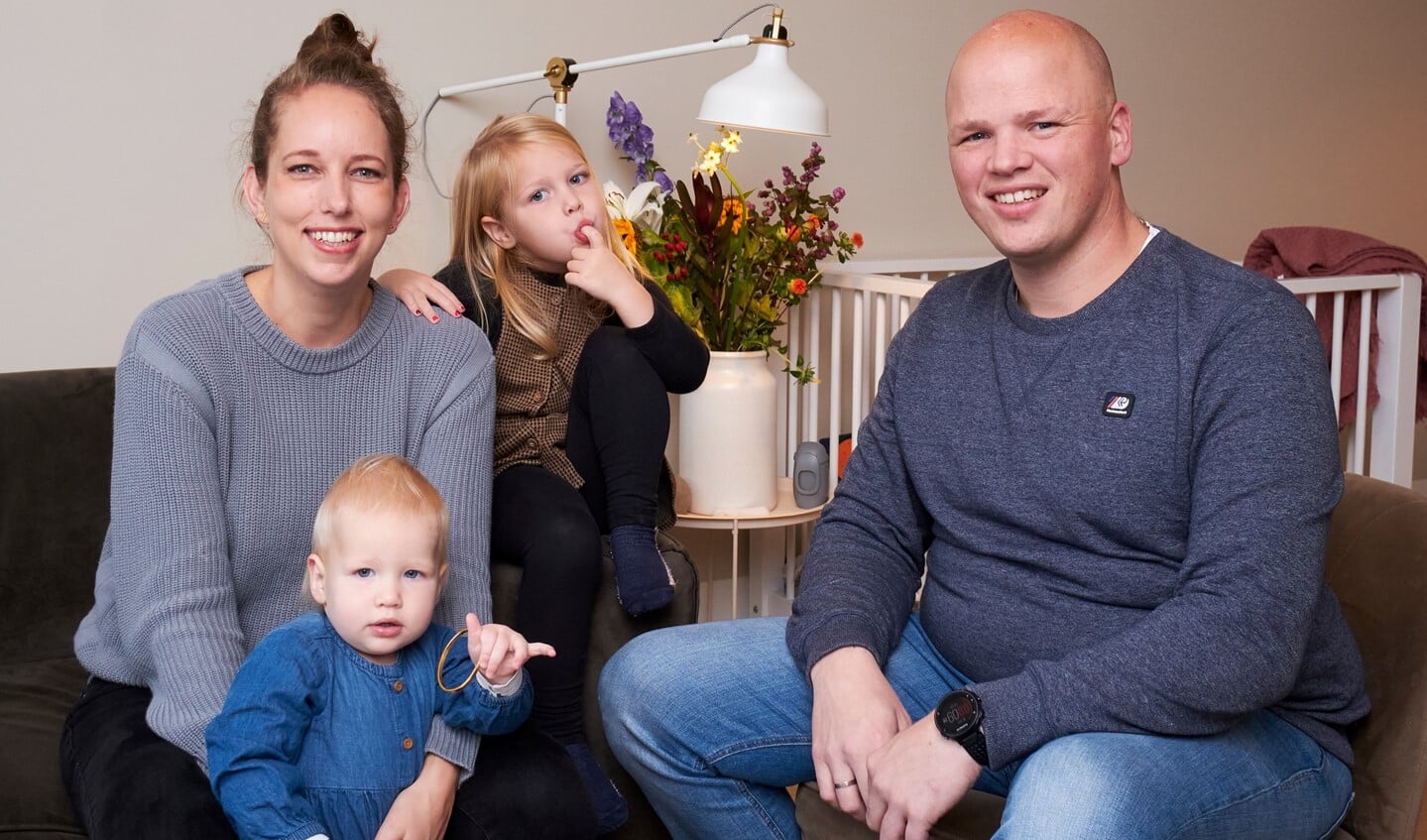 Willemijn en Tim de Jong met hun kinderen Fay en Nina.