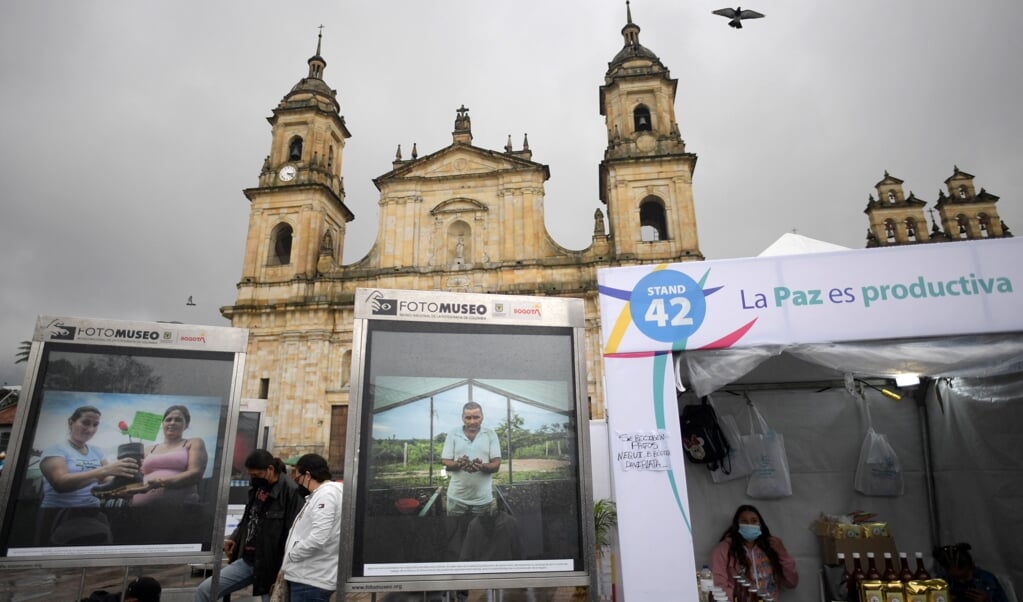 Ex-strijders van de FARC houden een beurs getiteld 'vrede is productief', als eerbetoon aan het vijfjarige vredesverdrag. Een groot deel van de Colombianen is echter gefrustreerd over de blijvende onveiligheid en beloftes die nog niet zijn nagekomen. (beeld afp / Raul Arboleda)