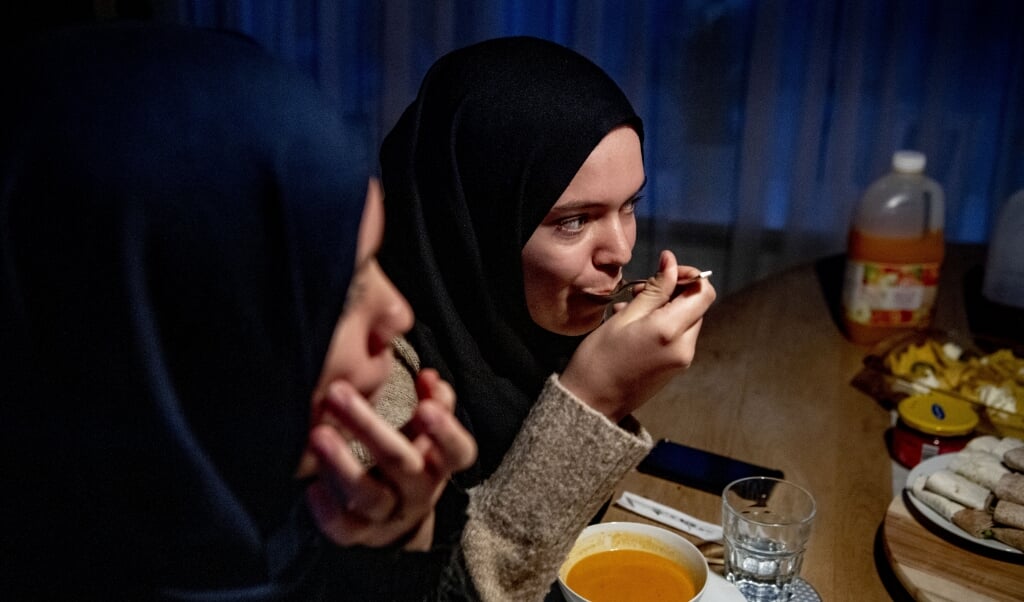 2019-05-09 21:31:33 ROTTERDAM - Een gezin aan tafel tijdens de iftar, de maaltijd na zonsondergang tijdens de islamitische vastenmaand Ramadan. ANP ROBIN UTRECHT  (beeld anp / Robin Utrecht)