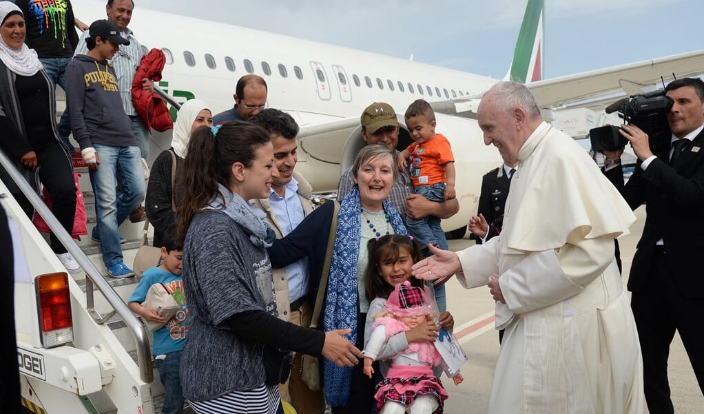 In 2016 nam paus Franciscus een groep van twaalf Syrische vluchtelingen vanuit Lesbos mee terug naar Rome in hetzelfde vliegtuig waarmee hij ook zelf terugkeerde naar de Italiaanse hoofdstad. De vluchtelingen werden opgevangen door de katholieke gemeenschap van Sant'Egidio.  (beeld afp / Filippo Monteforte)